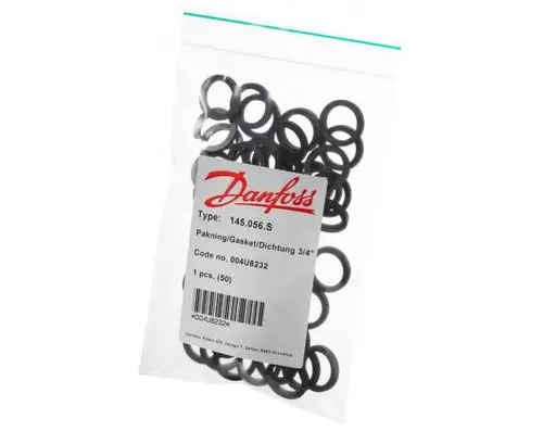 Tüte mit schwarzen Dichtungen von Danfoss, die mehrere Ringe enthält. Sichtbare Produktinformationen und Barcode auf der Verpackung.